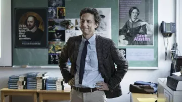 Veste blazer à carreaux portée par Gordon Kinski (Zach Braff) comme on le voit dans les tenues du film French Girl
