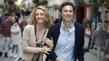 Robe à imprimé palmier portée par Sophie-Jeanne Tremblay (Évelyne Brochu) telle qu’on la voit dans la garde-robe du film French Girl
