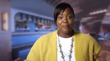 Cardigan jaune porté par Michelle Wallace dans la série télévisée Top Chef (saison 21)