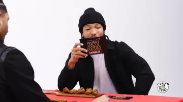 Bonnet noir porté par Jalen Brunson comme on le voit dans Hot Ones