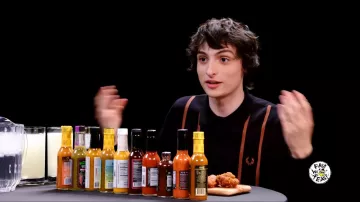 T-shirt à manches longues Fred Perry porté par Finn Wolfhard tel qu’on le voit dans Hot Ones en février 2024