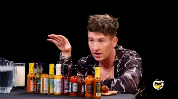 Chemise imprimée en marbre noir portée par Barry Keoghan comme on le voit dans Hot Ones en février 2024