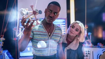 Haut zippé rayé porté par Doctor Who (Ncuti Gatwa) comme on le voit dans Doctor Who (Saison 14 Épisode 1)