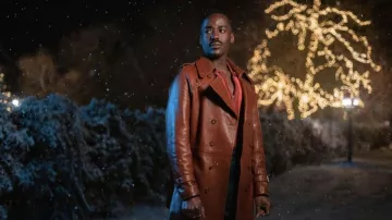 Chaqueta de cuero marrón usada por Doctor Who (Ncuti Gatwa) como se ve en los atuendos de la serie de televisión Doctor Who (Temporada 14)