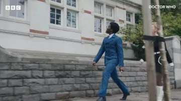 Traje azul a rayas usado por Doctor Who (Ncuti Gatwa) como se ve en el vestuario de la serie de televisión Doctor Who (Temporada 14 Episodio 2)