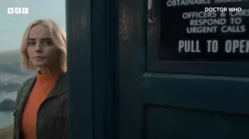 Top acanalado naranja usado por Ruby Sunday (Millie Gibson) como se ve en Doctor Who (Temporada 14)