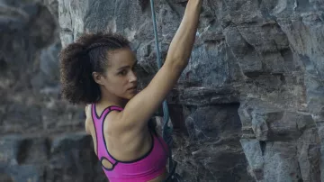 Soutien-gorge de sport rose porté par Olivia (Nathalie Emmanuel) comme on le voit dans le film Arthur le Roi
