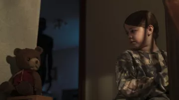 Sudadera de corbata y teñido usada por Alice (Pyper Braun) como se ve en los atuendos de la película Imaginary