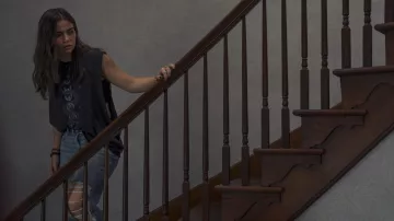 Pantalones de mezclilla usados por Taylor (Taegen Burns) como se ve en la película Imaginary