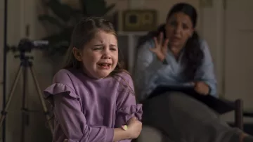 Sudadera morada usada por Alice (Pyper Braun) como se ve en el vestuario de la película Imaginary