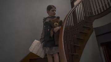 Vestido de lunares y denim usado por Alice (Pyper Braun) como se ve en Imaginary