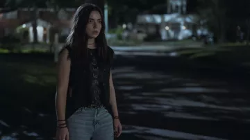 Camiseta sin mangas con estampado de serpiente usada por Taylor (Taegen Burns) como se ve en Imaginary