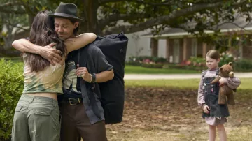 Camiseta estampada usada por Max (Tom Payne) como se ve en Imaginary