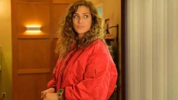 La montre digital marron portée par Nora Kader (Manon Azem) dans la série Mercato (S01E01)