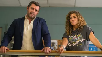 Le t-shirt imprimé porté par Nora Kader (Manon Azem) dans la série Mercato (Saison 1)