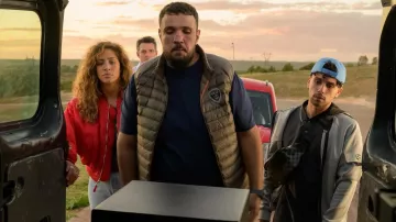 Le blouson doré à blason "Poker" porté par Ange Colona (Foued Nabba) dans la série Mercato (Saison1)