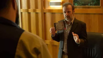 La chemise porté par le Commissaire Brancheraud (Pierre-François Martin-Laval) dans la série Mercato (S01E02)