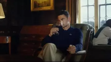 Le pantalon blanc cassé porté par Eddie Horniman (Theo James) dans la série The Gentlemen (S01E05)