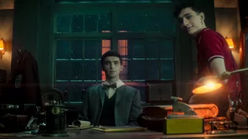 Polo rouge porté par Charles Rowland (Jayden Revri) dans la série télévisée Dead Boy Detectives (S01E01)