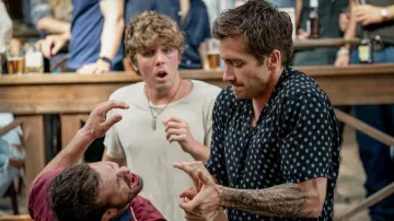 Colgante de collar usado por Billy (Lukas Gage) como se ve en la película Road House