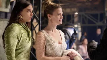 Pendientes usados por Charlotte (Paloma Coquant) como se ve en los atuendos de la película Crimes of Fashion: Killer Clutch