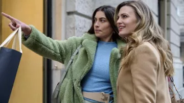 Top azul de Charlotte (Paloma Coquant) en el vestuario de la película Crimes of Fashion: Killer Clutch