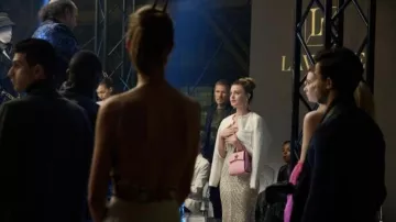 Bolso rosa usado por Lauren Elliott (Brooke D'Orsay) como se ve en la película Crimes of Fashion: Killer Clutch