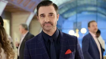 Traje de cuadros azules usado por André Duvreuil (Gilles Marini) como se ve en Crimes of Fashion: Killer Clutch