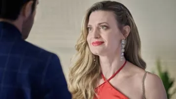 Pendientes usados por Lauren Elliott (Brooke D'Orsay) como se ve en Crimes of Fashion: Killer Clutch