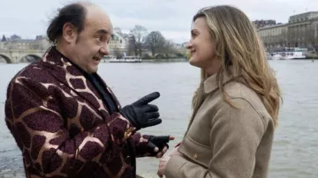 Abrigo estampado usado por Virgil St-James (François Legrand) como se ve en la película Crimes of Fashion: Killer Clutch