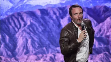 The brown leather jacket worn by Stéphane Rotenberg during the first episode of Top Chef (Season 15)