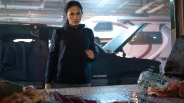 Sweat à capuche bleu marine porté par Thony (Elodie Yung) dans La femme de ménage (saison 3)
