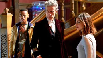 Veste en velours marron portée par le 12e Docteur (Peter Capaldi) dans la série télévisée Doctor Who (S09E10-14)