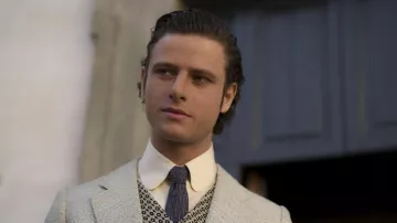 Corbata estampada azul usada por Tommaso (Francesco Pellegrino) en el vestuario de la serie de televisión Supersex (S01E01)