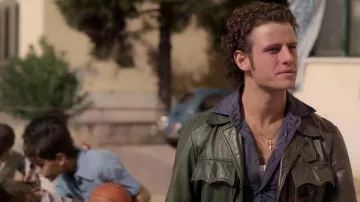 Chaqueta de cuero usada por Tommaso (Francesco Pellegrino) en trajes de la serie de televisión Supersex (T01E01)