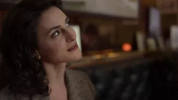 Earrings worn by Julienne (Clémence Thioly) as seen in Supersex (S01E02)