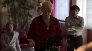 Red printed shirt of Regista 301 (Fabien Lucciarini) in Supersex Wardrobe (S01E03)