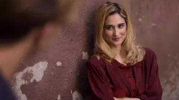 Red shirt worn by Tina (Linda Caridi) as seen in Supersex (S01E05)