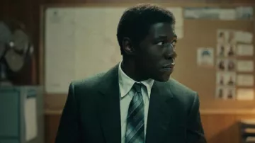 Cravate rayée portée par le détective Michael Ledroit (McKinley Belcher III) dans la série télévisée Eric (saison 1)