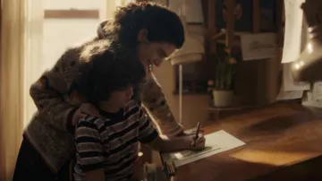 T-shirt rayé porté par Edgar Anderson (Ivan Morris Howe) dans des tenues de série télévisée Eric (saison 1)