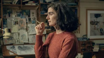 Pull rouge porté par Cassie Anderson (Gaby Hoffmann) comme on le voit dans Eric (saison 1)