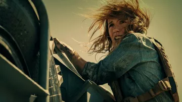 La chemise en jean portée par Ana Girardot dans le film Le salaire de la peur