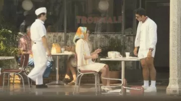Veste cape à carreaux jaunes portée par Dinah Donahue (Leslie Bibb) dans Palm Royale (S01E01)