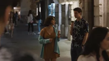 La robe marron portée par Lucia Greco (Simona Tabasco) dans la série The White Lotus (S02E05)