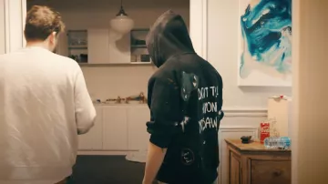 Le sweatshirt porté par Joyca dans la vidéo YouTube 24H DANS LE NOIR TOTAL ! (Sans connaître la maison)