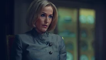 Chaqueta gris usada por Emily Maitlis (Gillian Anderson) como se ve en la película Scoop