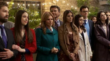 Trench-coat blanc porté par Brooke Baxter-West (Emily Peterson) dans The Baxters (saison 2)