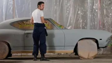 Bottes en cuir noir portées par Luke (Tyler Hynes) dans le téléfilm Shifting Gears