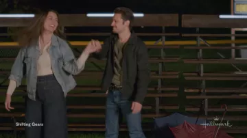 Veste en jean portée par Jess Barro (Katherine Barrell) dans Shifting Gears Wardrobe