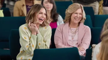 Cardigan rose porté par Lori (Frances Flanagan) comme on le voit dans les tenues du film Une floraison de Pâques